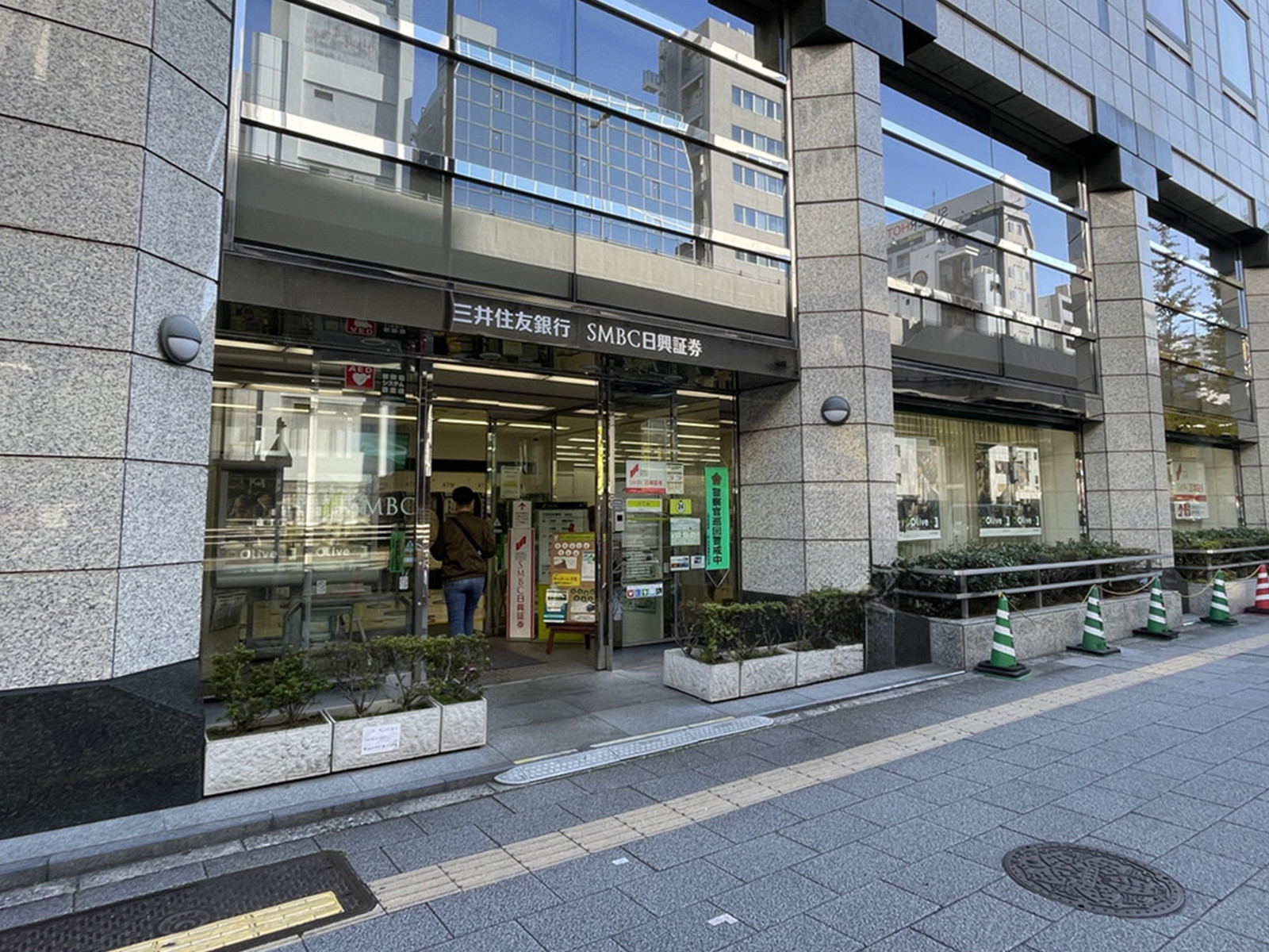 並びの三井住友銀行 上野支
