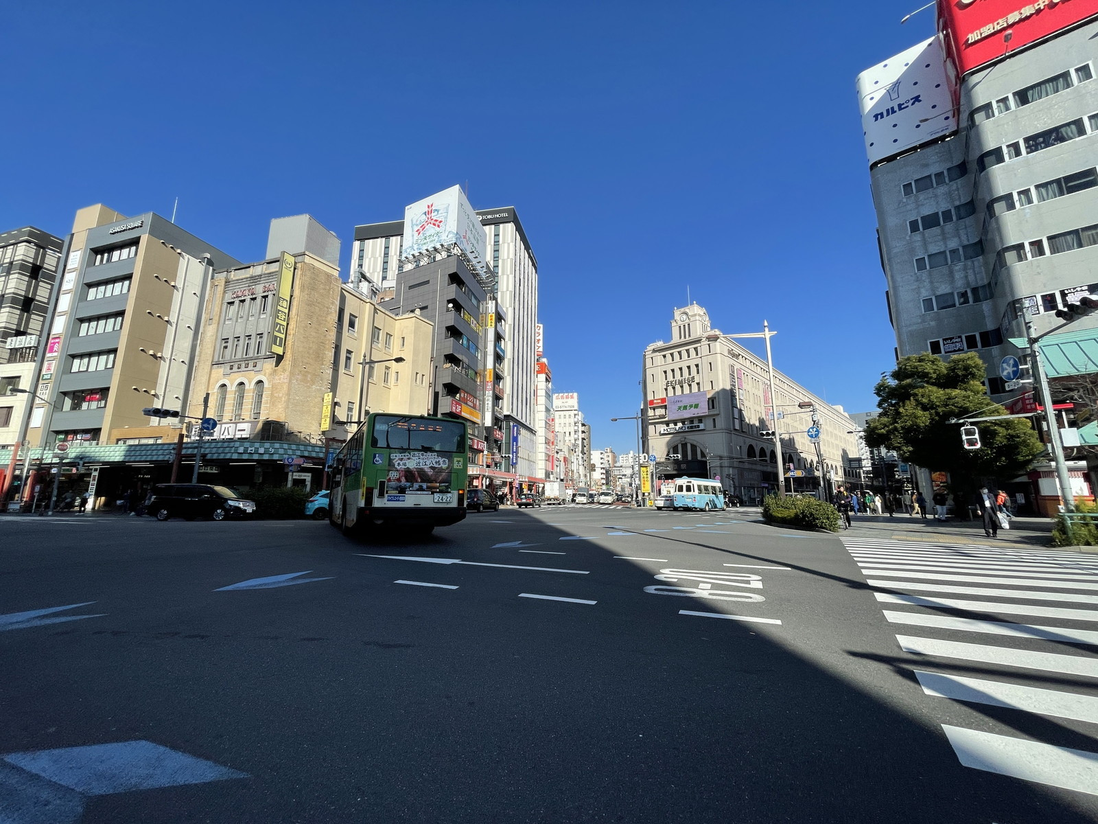 ASAKUSA FORONE BLDG前面の通り
