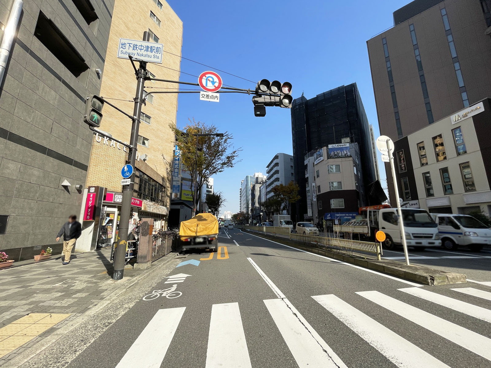 中津センタービル前面の通り