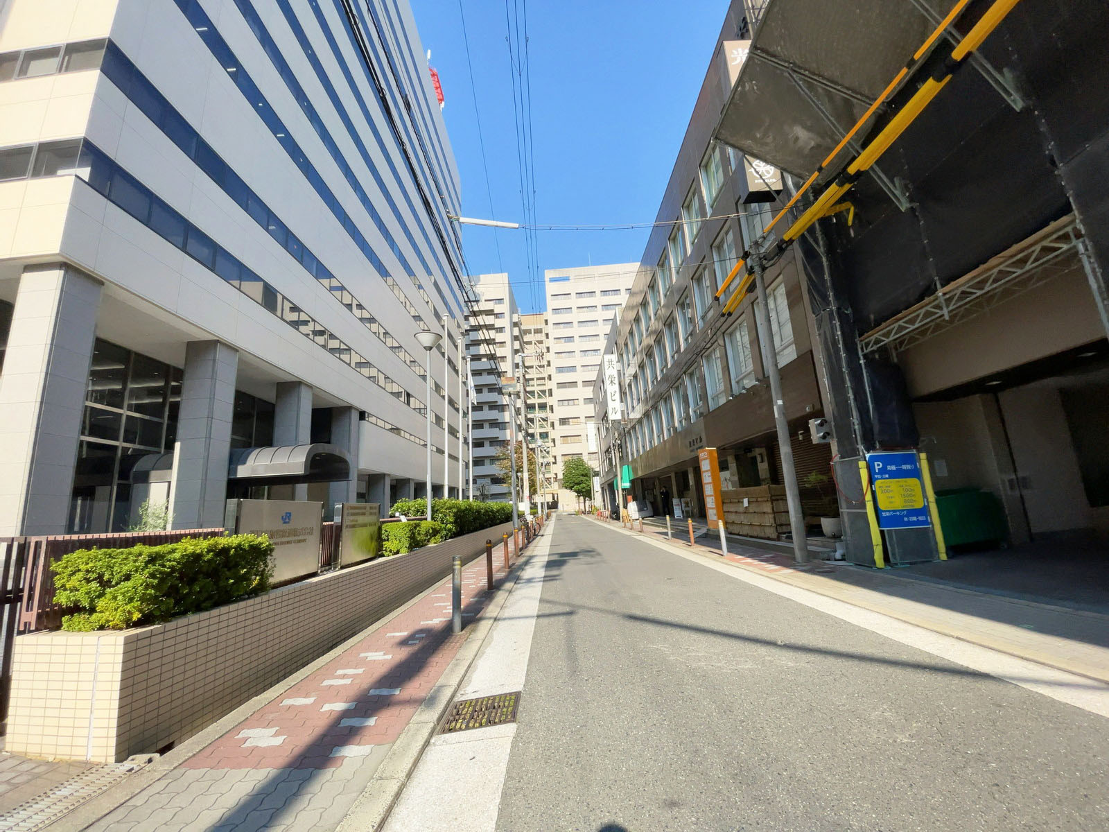 光栄ビル前面の通り