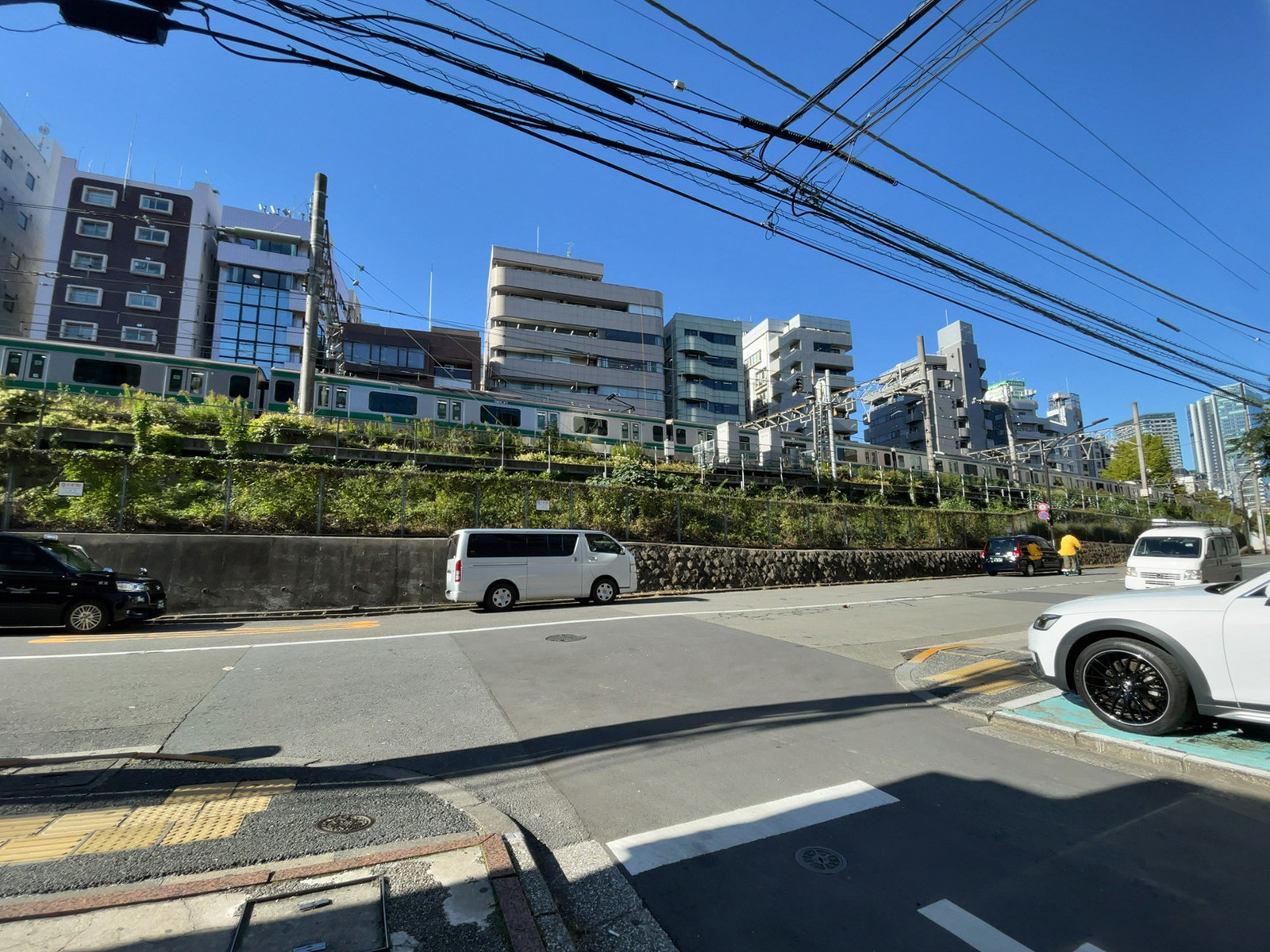 グランファースト恵比寿前面の通り