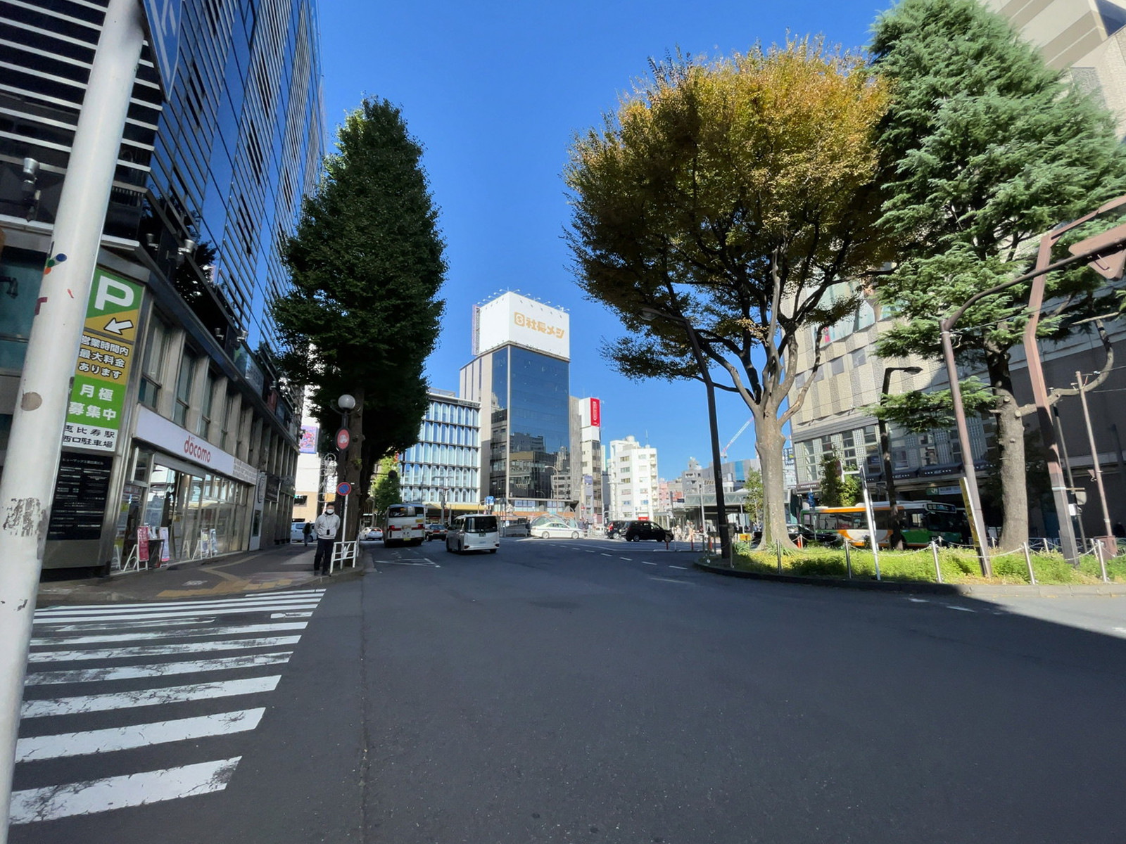 紀伊國屋ビル前面の通り