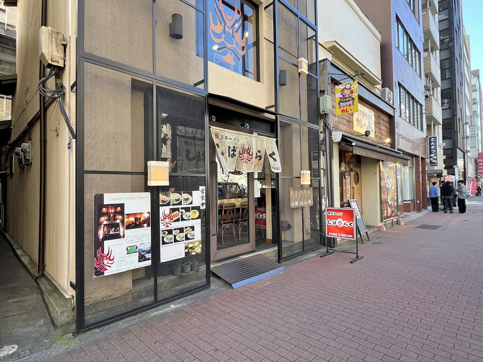 付近には飲食店が充実
