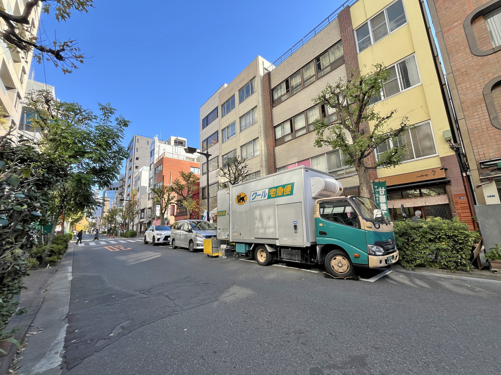 きねやビル前面の甘酒横丁