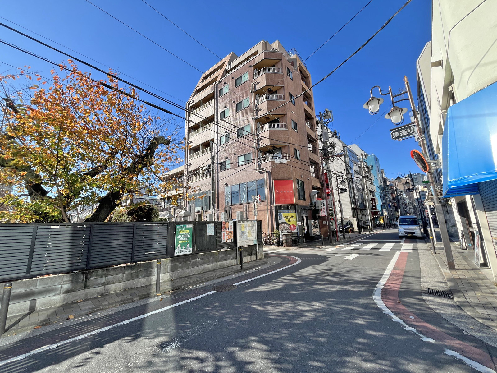 明王ビル前面の東通り