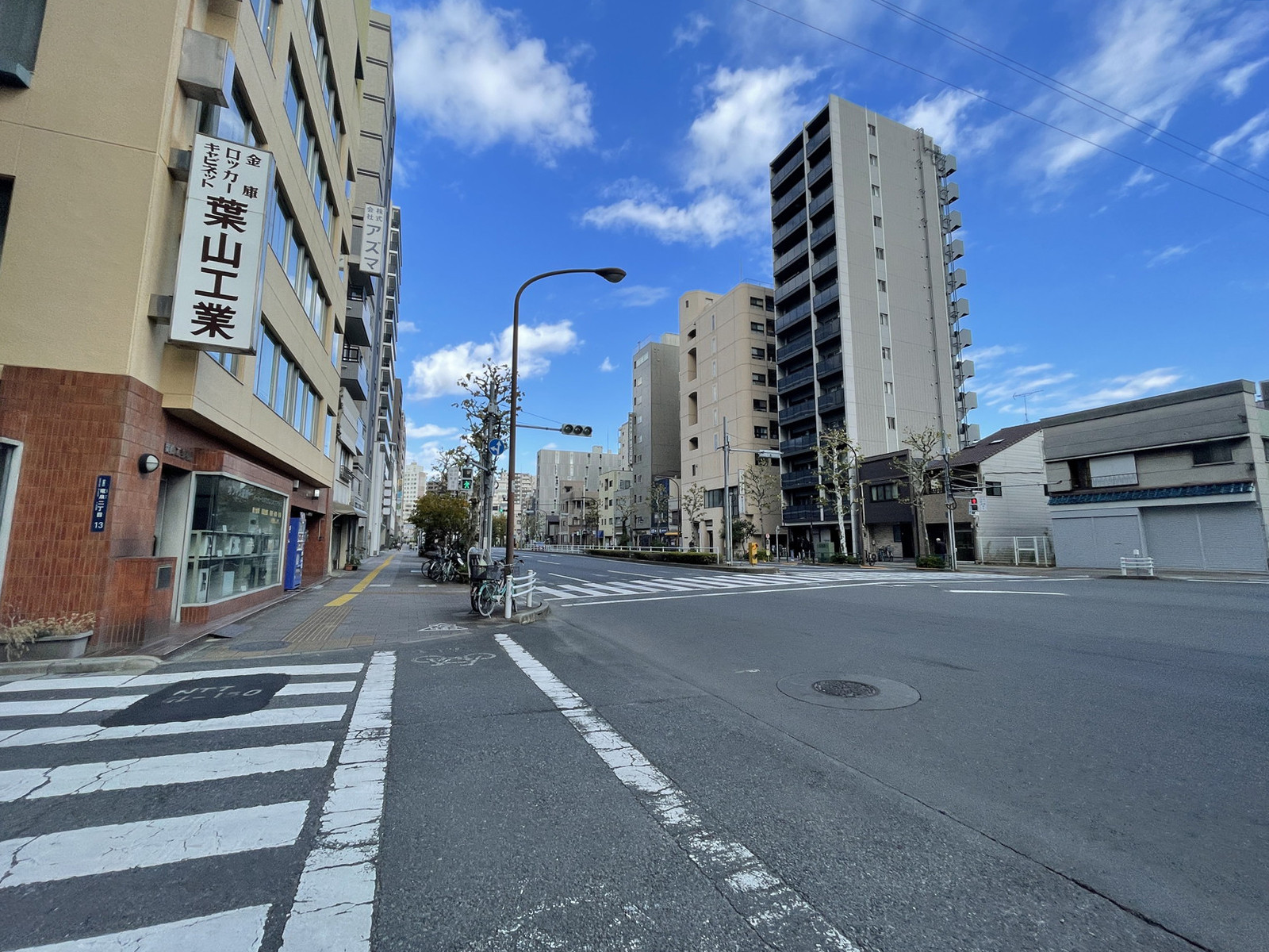 竜泉グリーンハイツ前面の通り