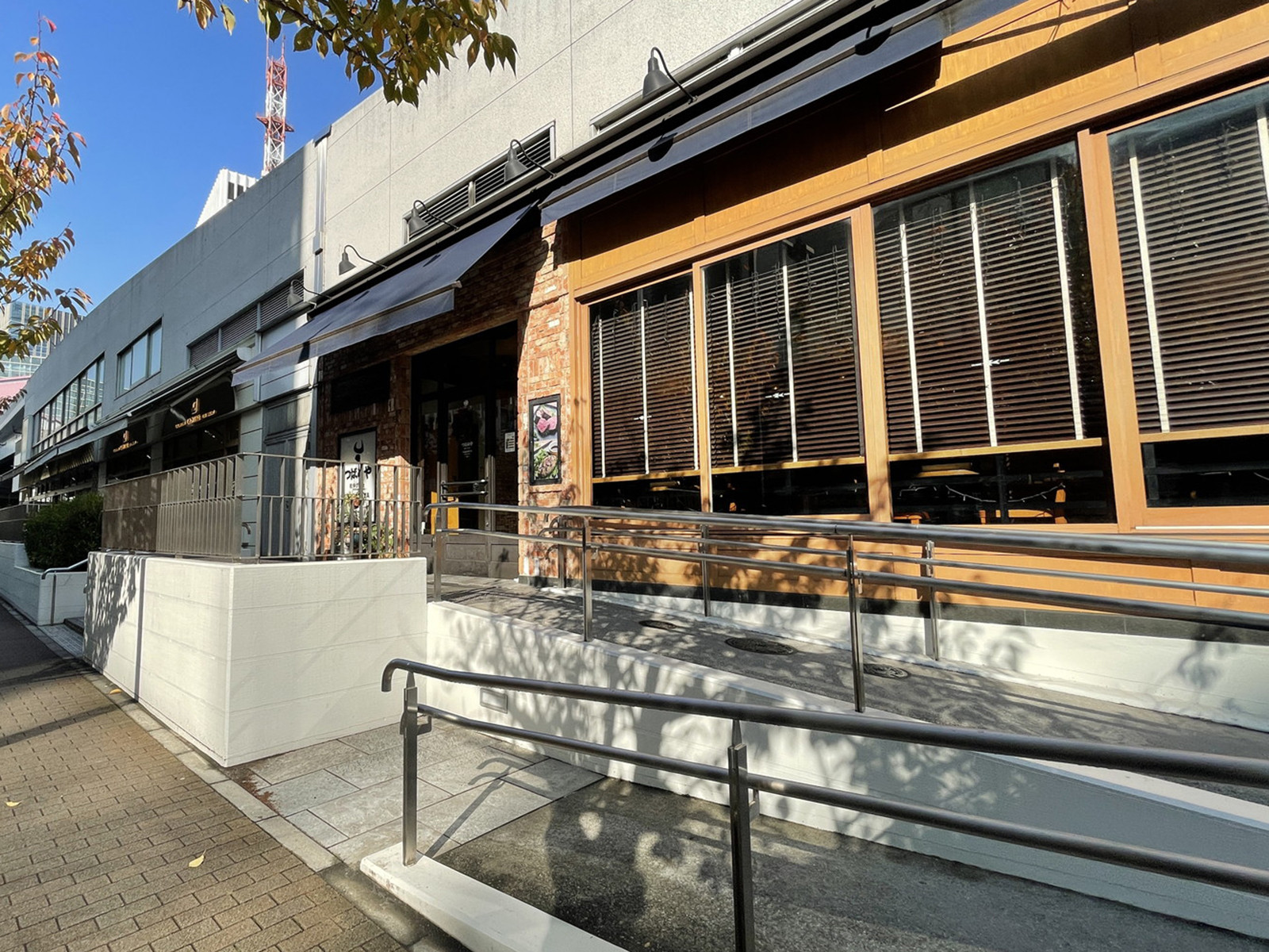 周辺には飲食店が点在