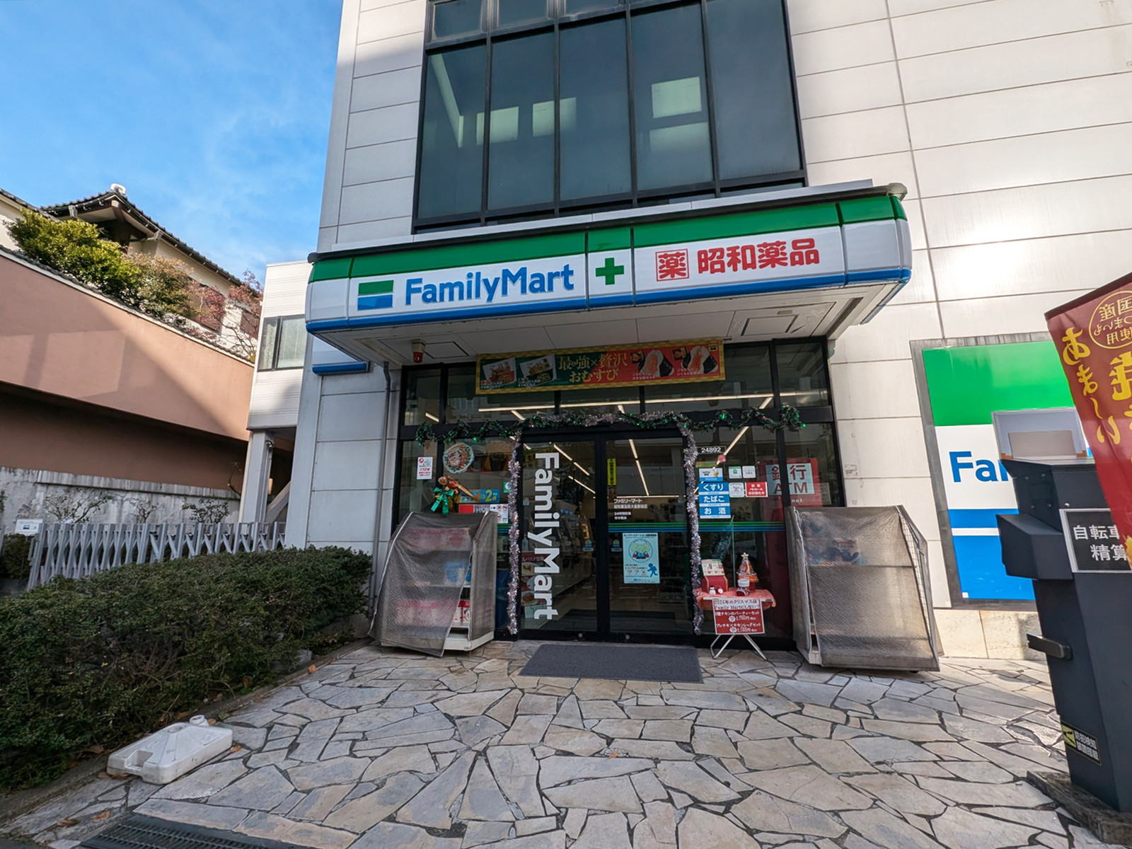 並びのファミリーマート昭和薬品西大島駅前店