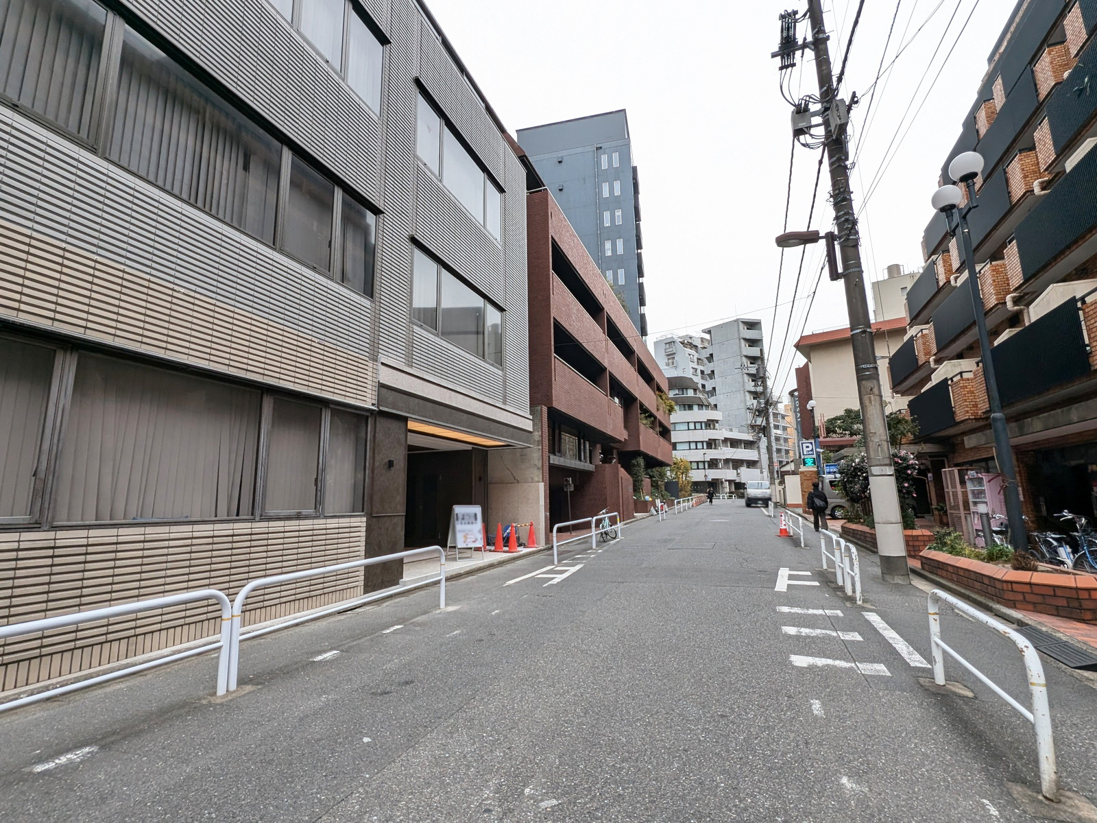 WORK VILLA HIRAKAWACHO前面の通り