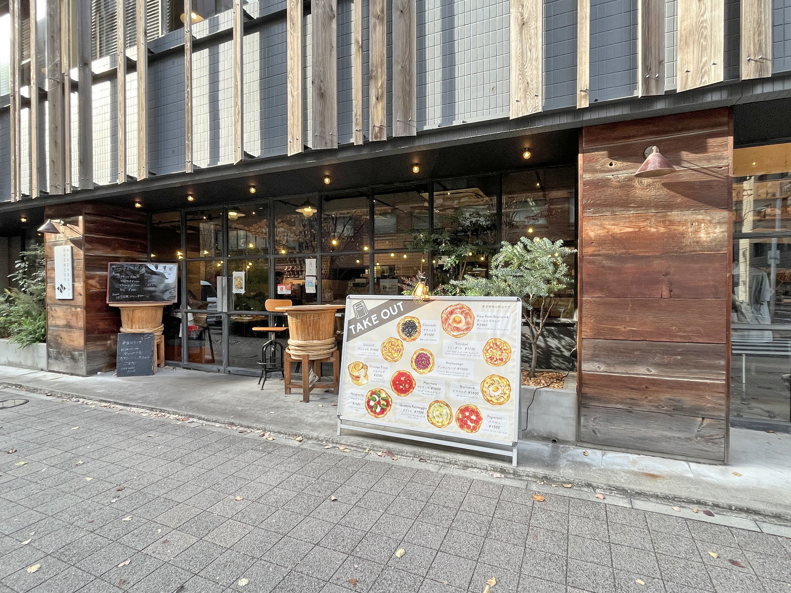 向かいの通りのレストランNIHONBASHI BREWERY