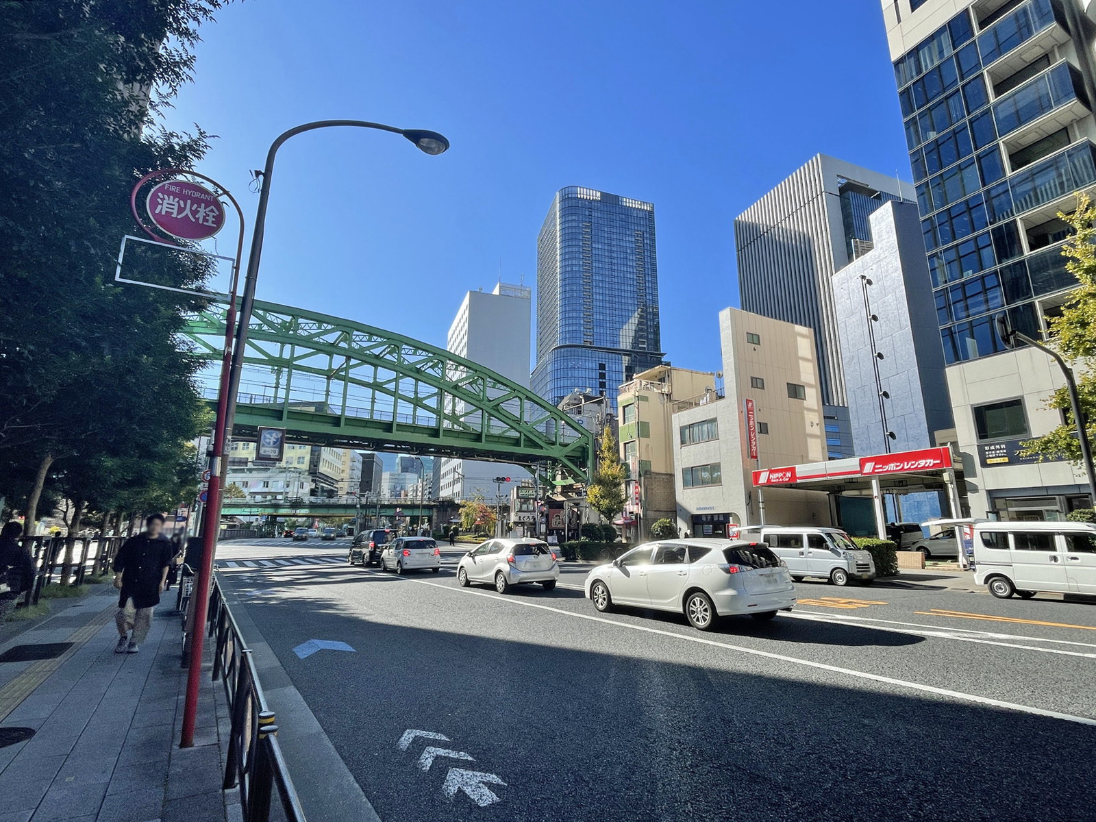 アーバンファーストビル前面の昌平橋通り