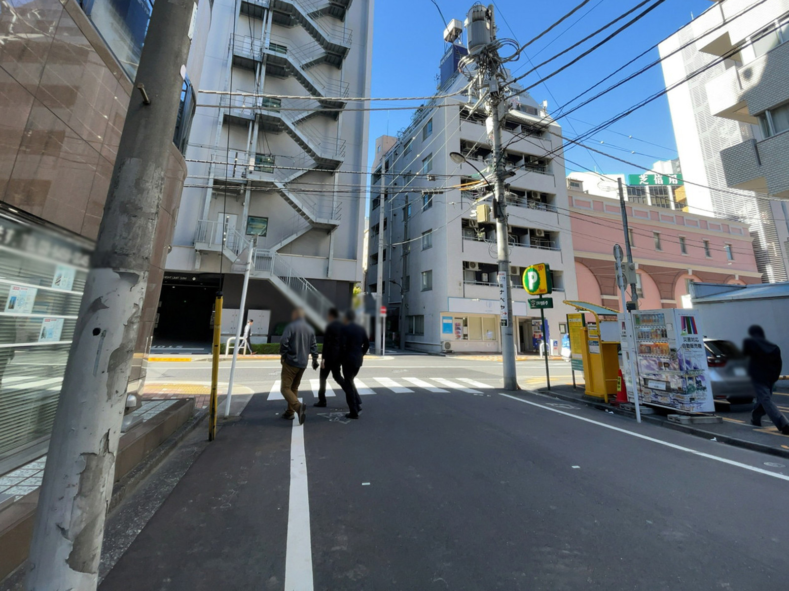 三宅屋ビル前面の通り