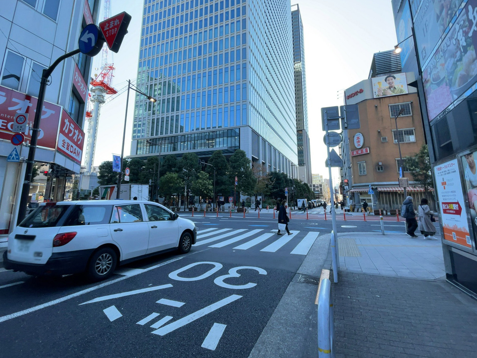 トラスト浜松町ビル前面の通り