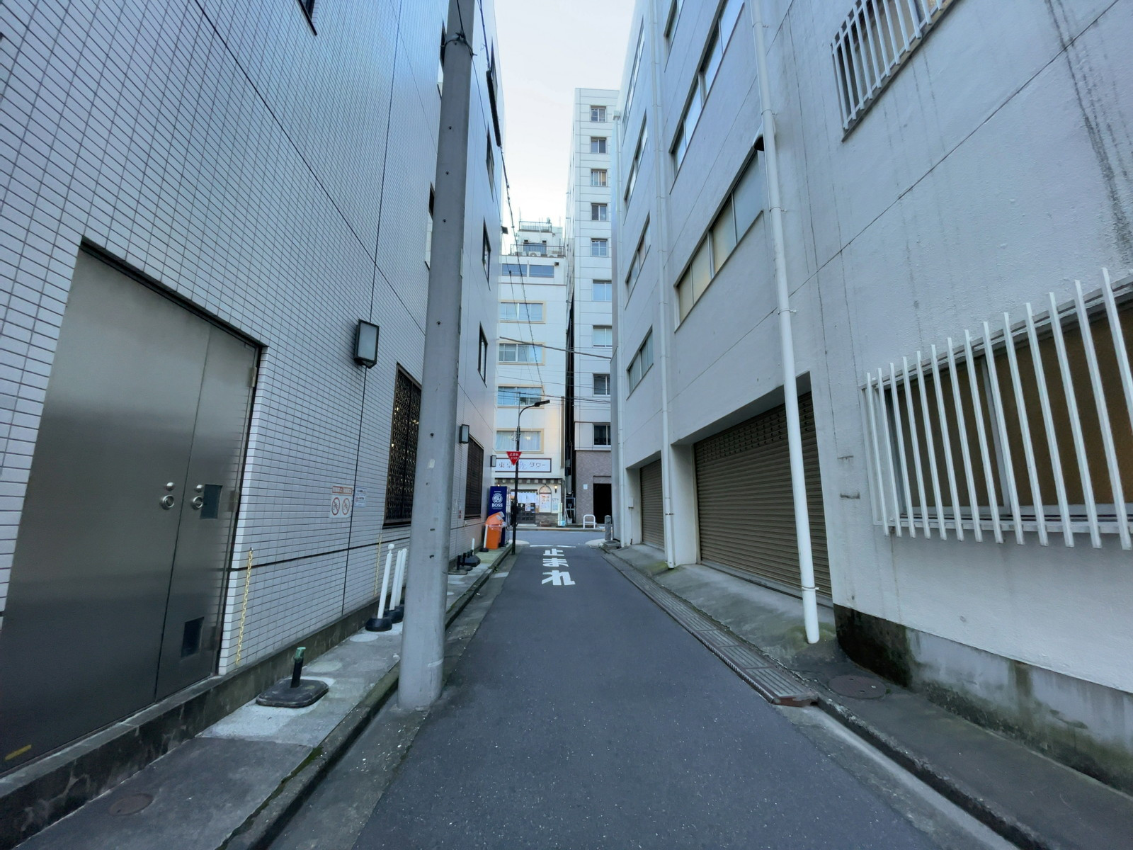 浜松町NHビル別館前面の通り