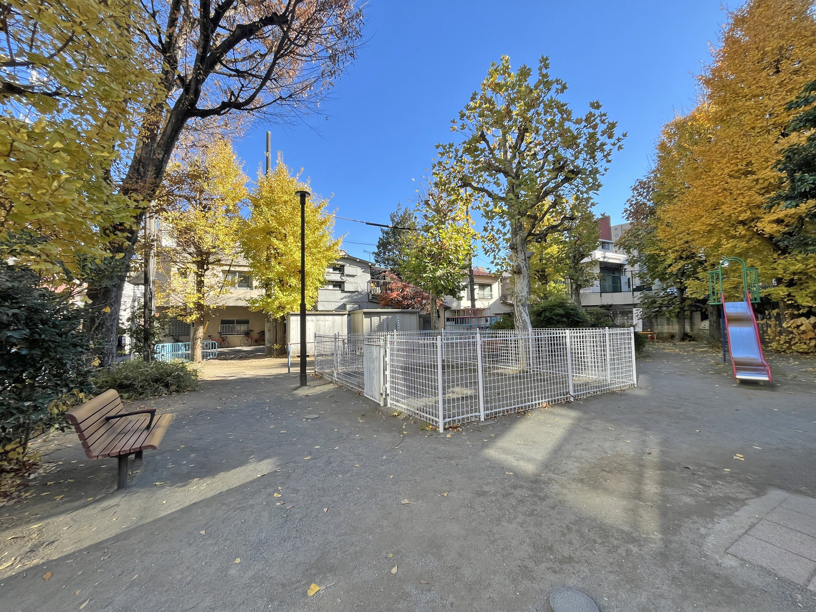 向かいの池袋本町一丁目児童遊園