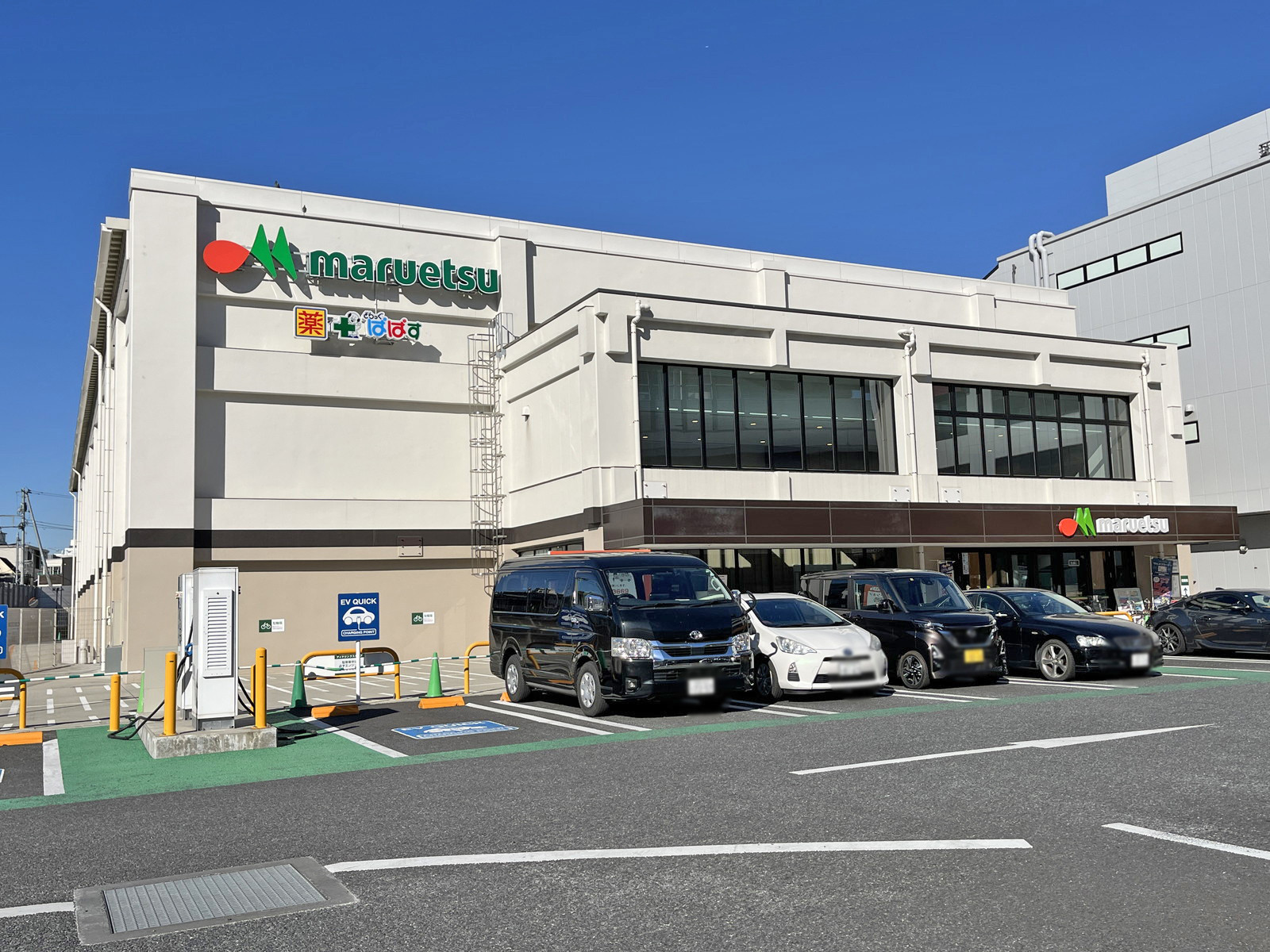 徒歩5分のマルエツ板橋南町店