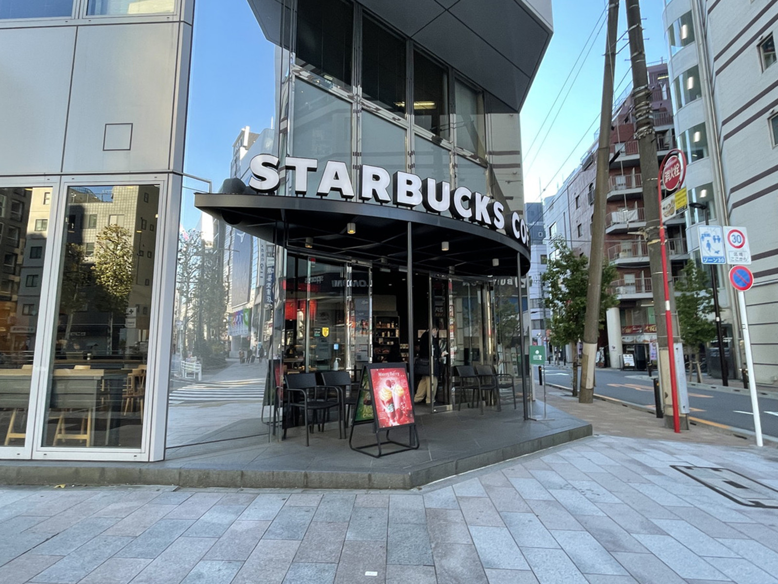 徒歩3分のスターバックスコーヒー神田小川町2丁目店