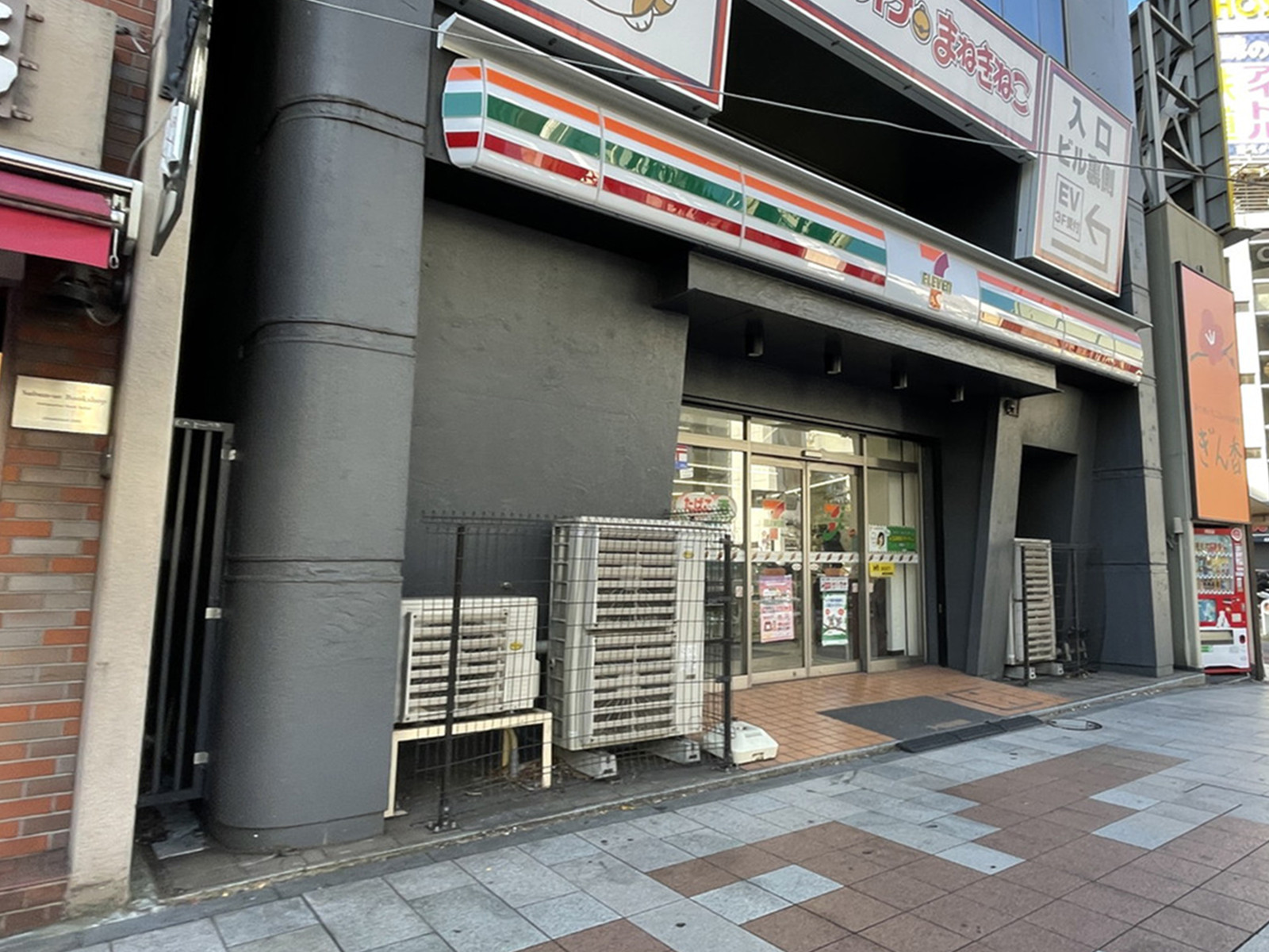 並びのセブンイレブン神田小川町3丁目店