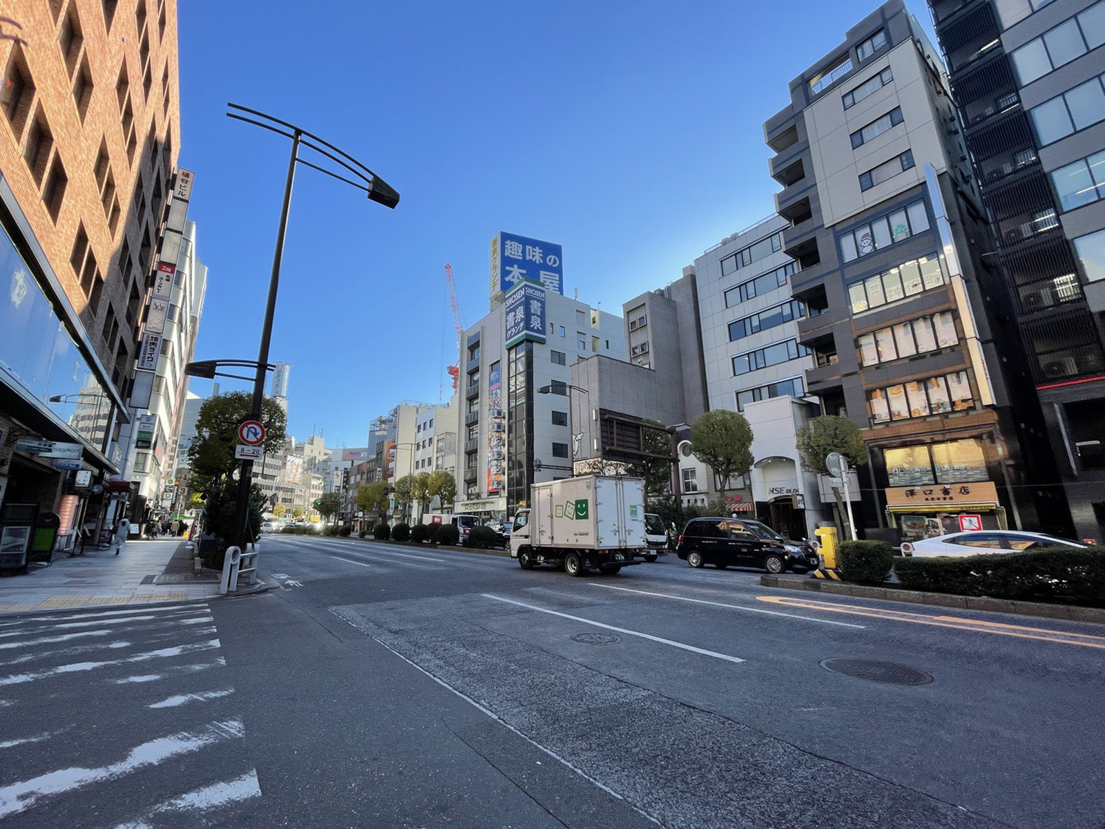 付近の靖国通り