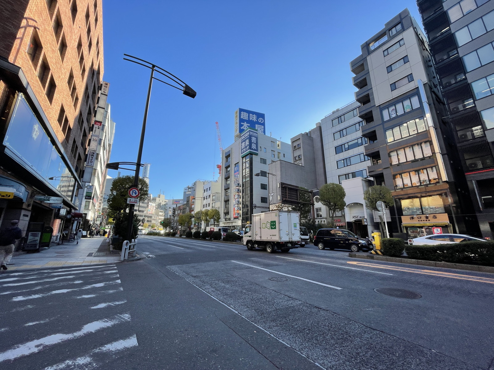神保町HYビル前面の靖国通り