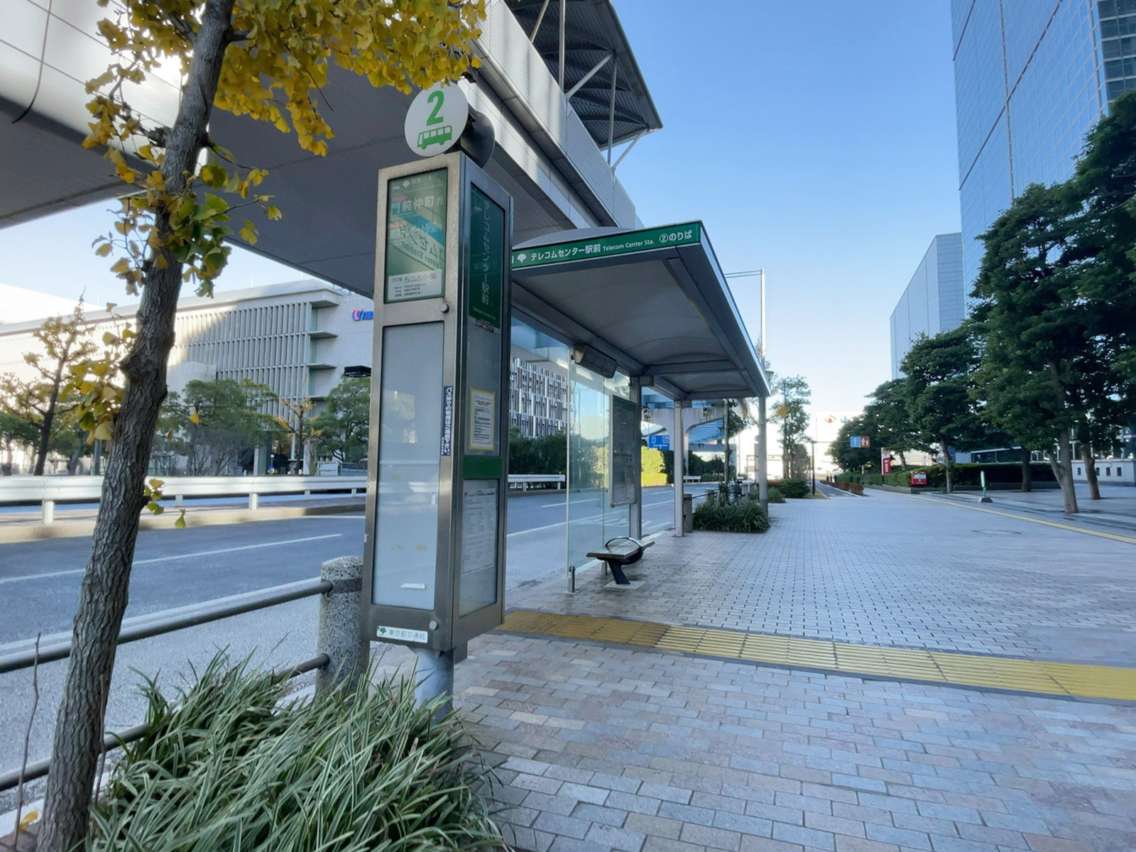 ビル前のバス停「テレコムセンター駅前」
