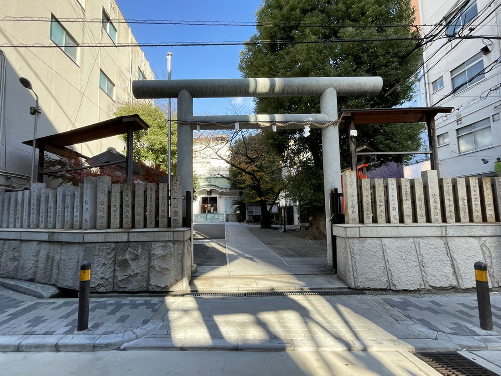 同じ通りにある御津宮
