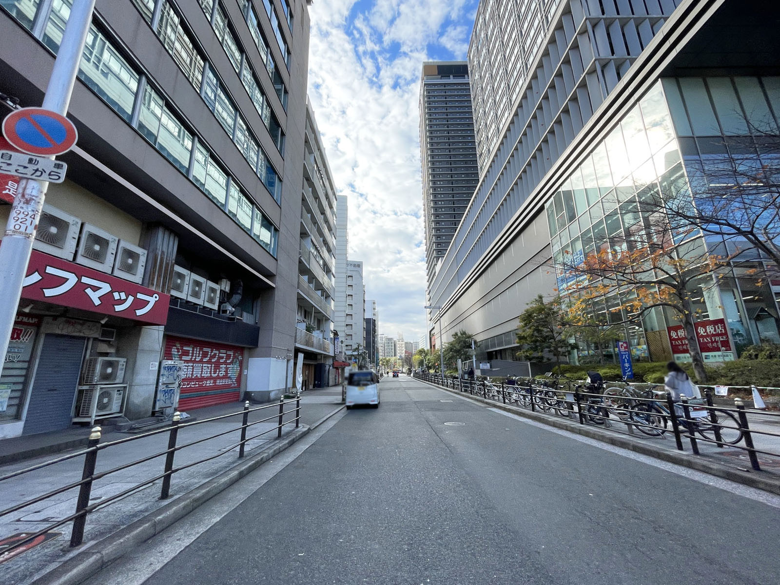 マルイト難波ビル前面の通り