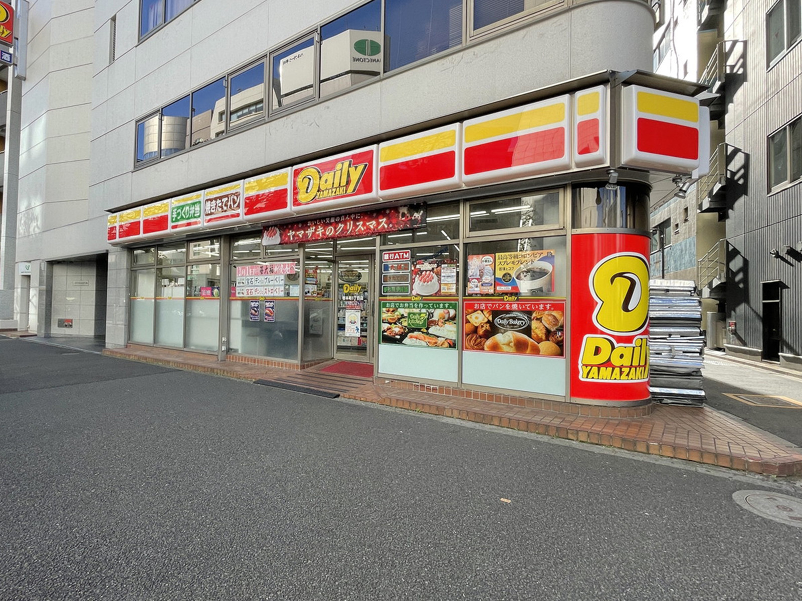 徒歩1分のデイリーヤマザキ岩本町3丁目店