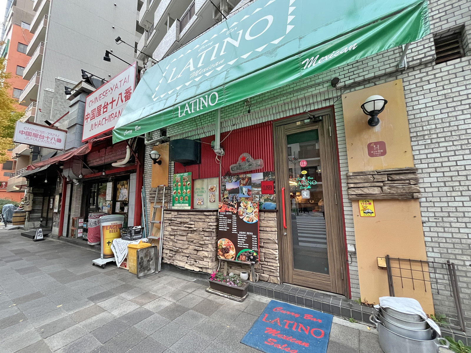 付近には飲食店が充実
