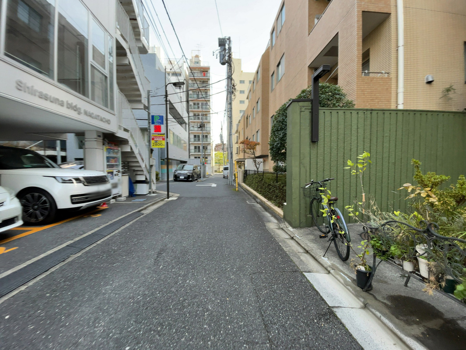 Shirasuna bldg. NAGATACHO前面の通り