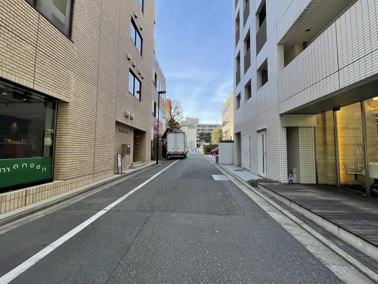 紀尾井町アークビル前面の通り