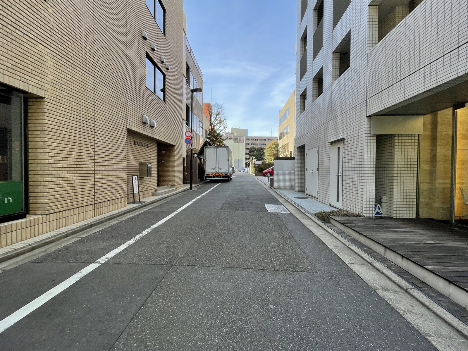 紀尾井町ヒルズ西館前面の通り