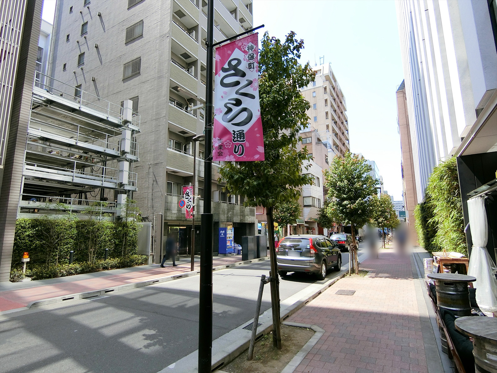 オフィスビル前面の通り