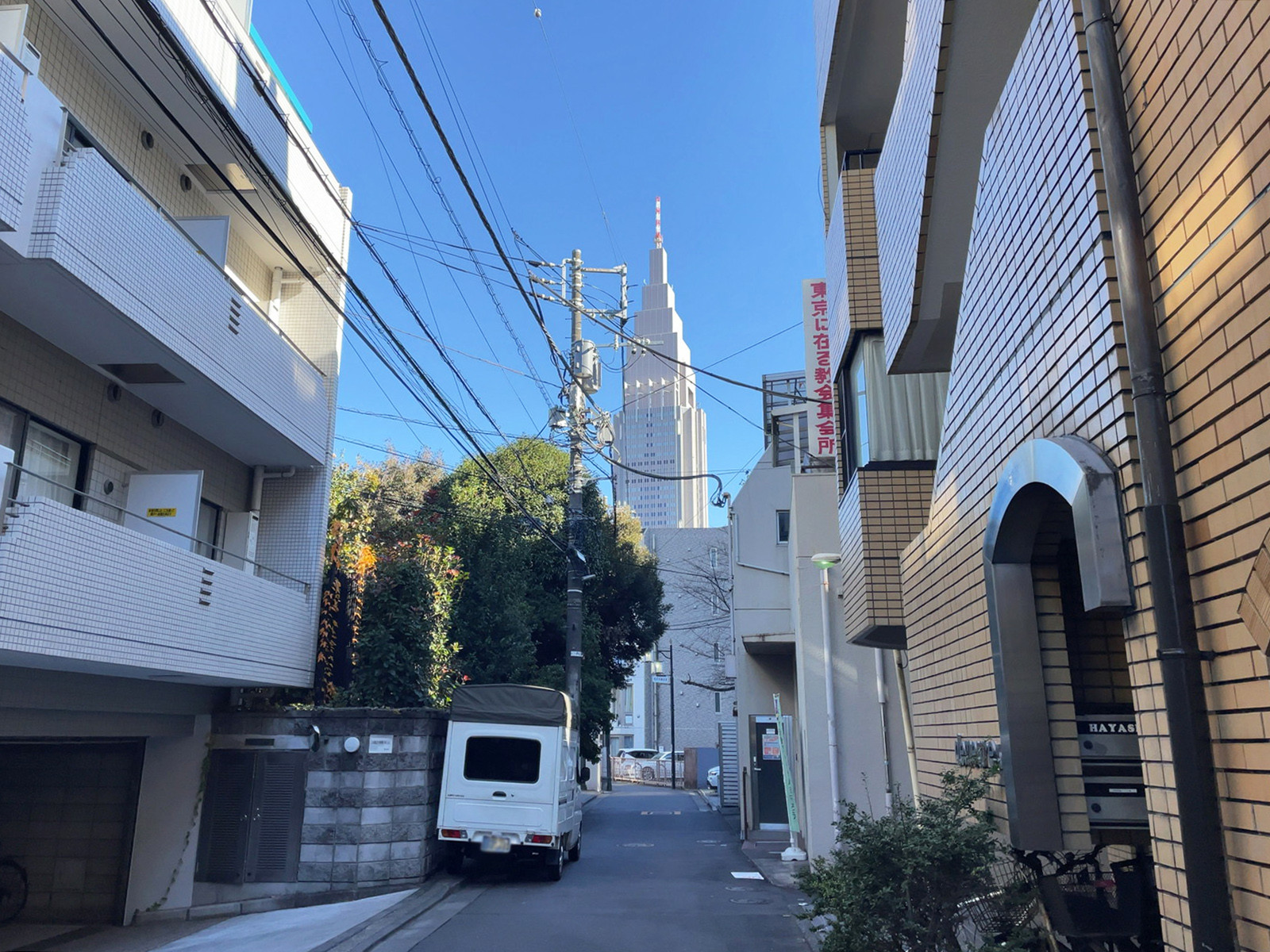 代々木ホームズ前面の通り