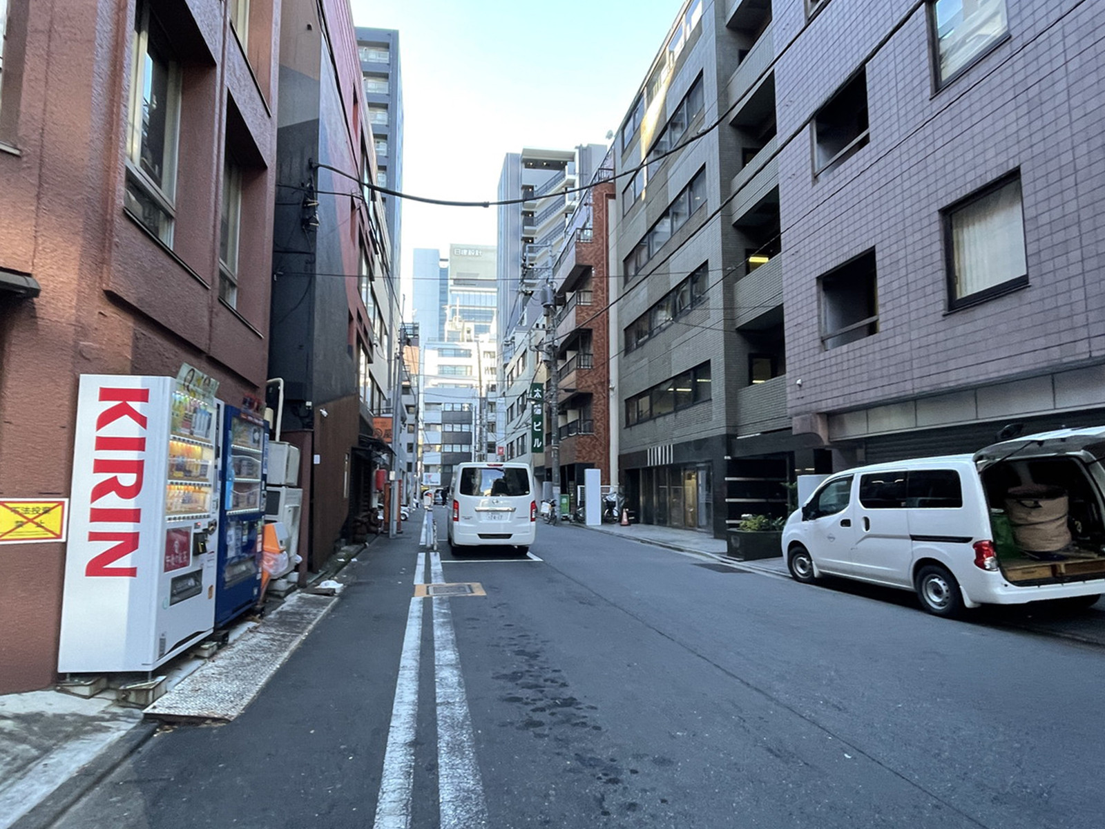 三崎町三上ビル前面の通り