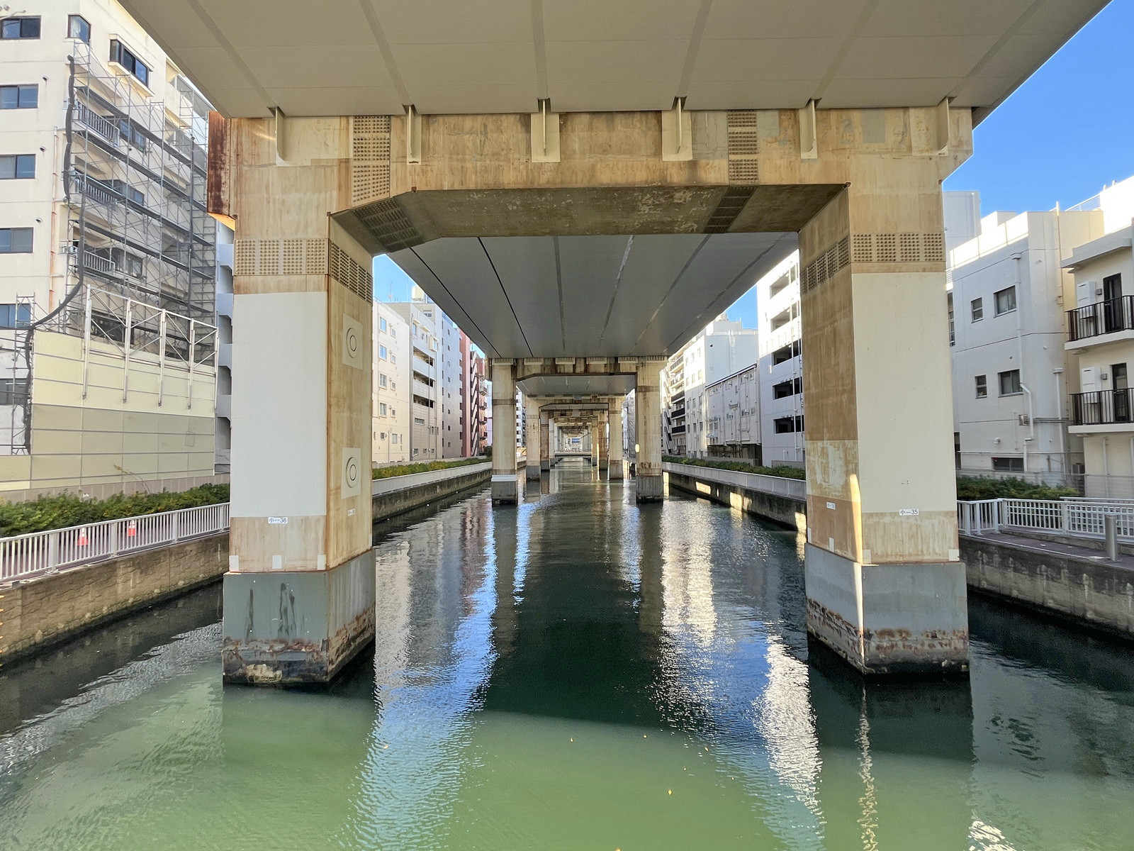 裏手を流れる河川