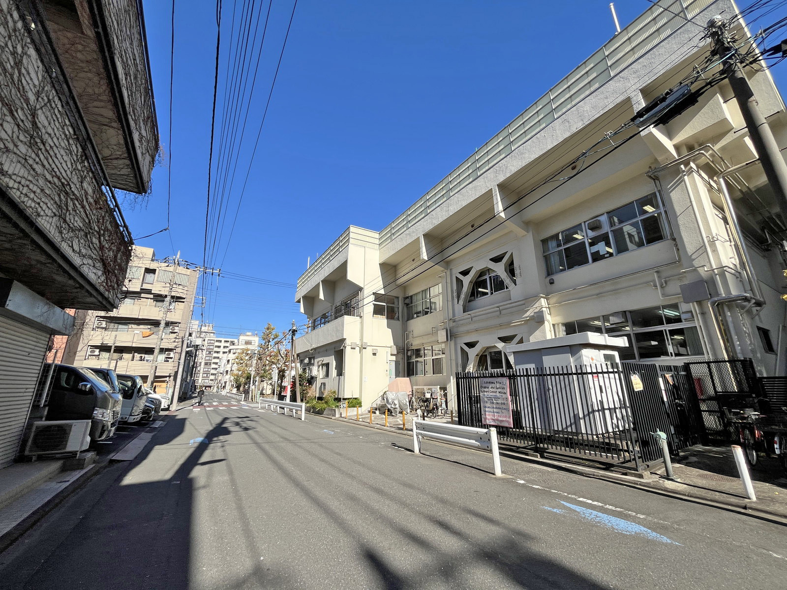 盛市ビル前面通り