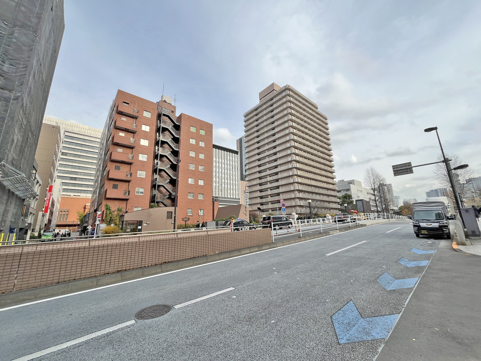 銀座竹葉亭ビル前面の中央市場通り