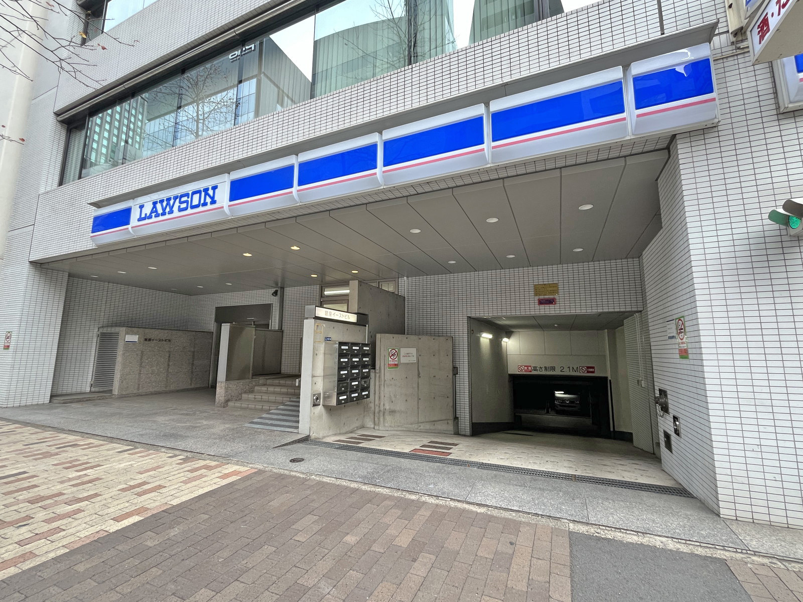 向かいの通りのローソン銀座七丁目店