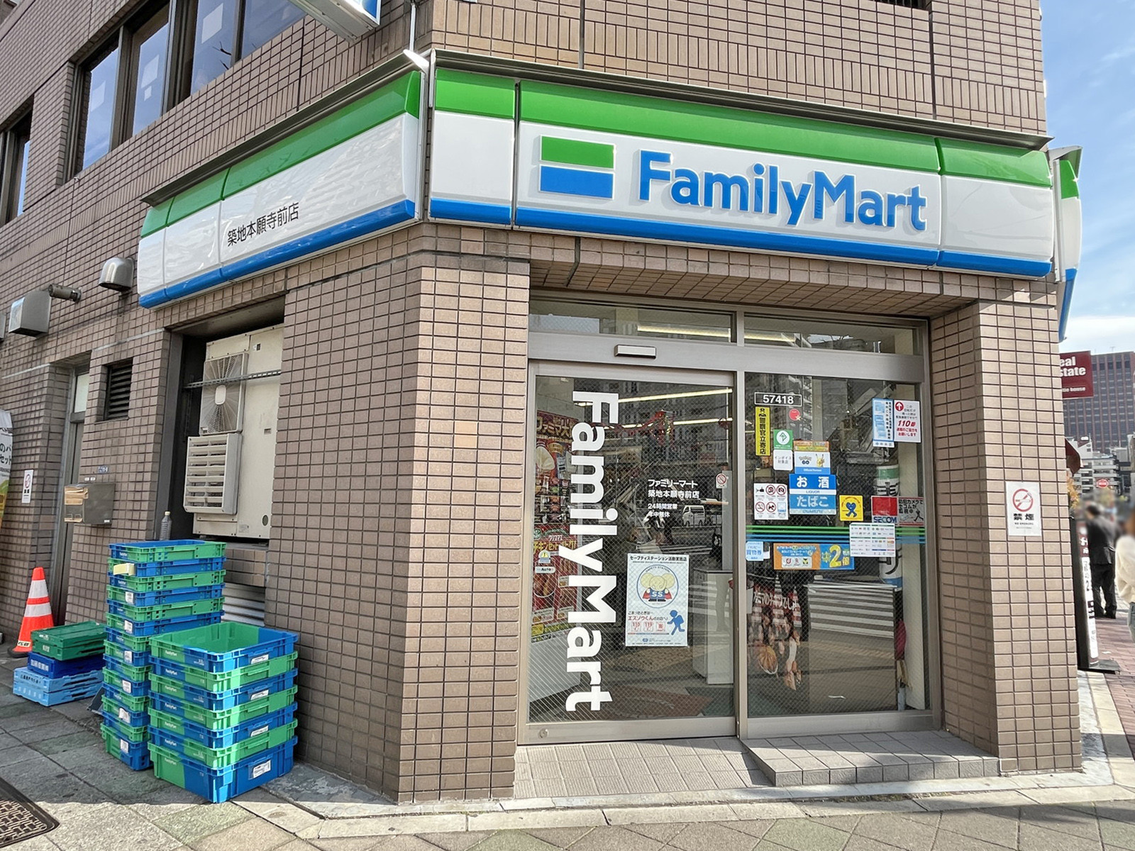 徒歩2分のファミリーマート築地本願寺前店