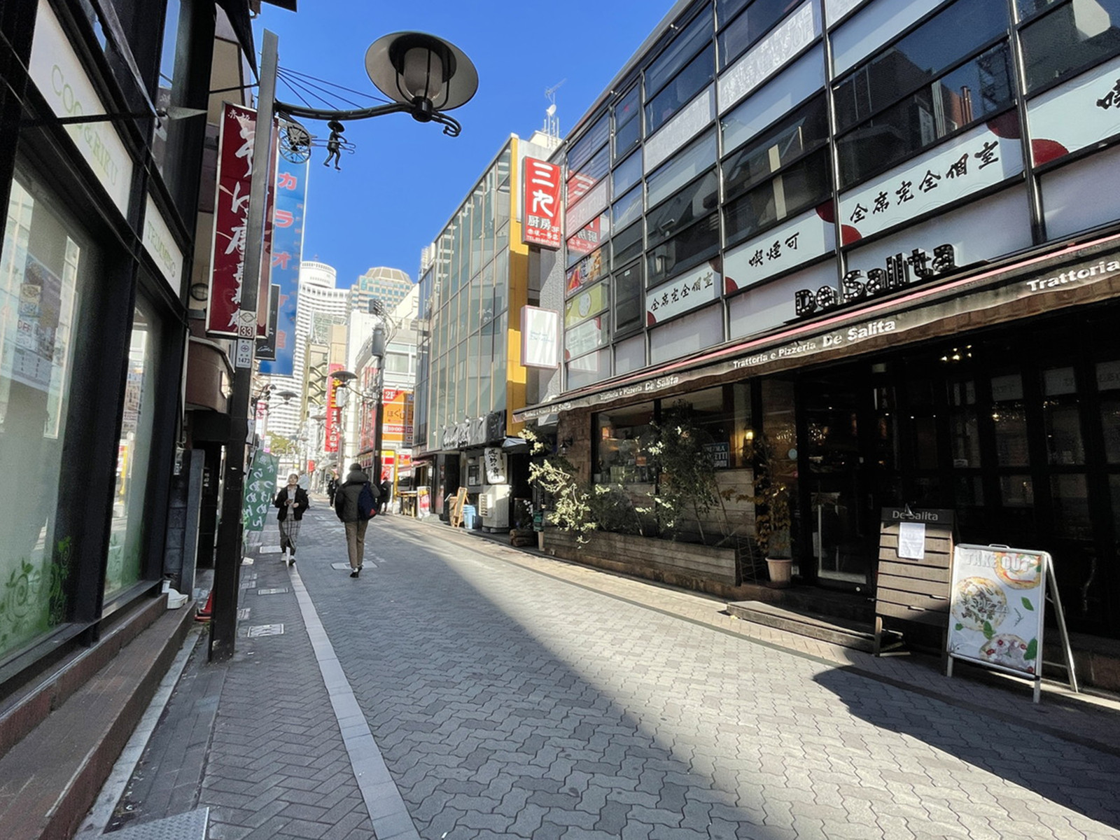 周辺は飲食店が豊富なエリア