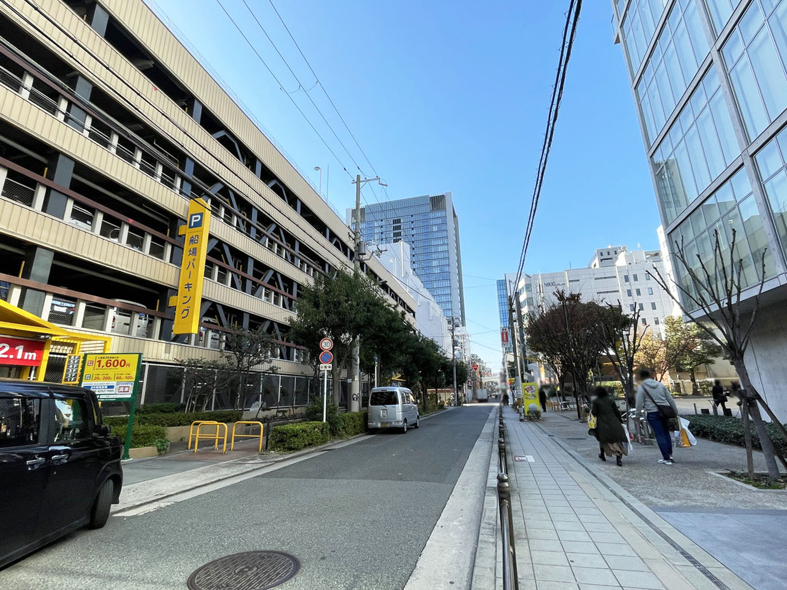 船場ミッドキューブ前面の通り
