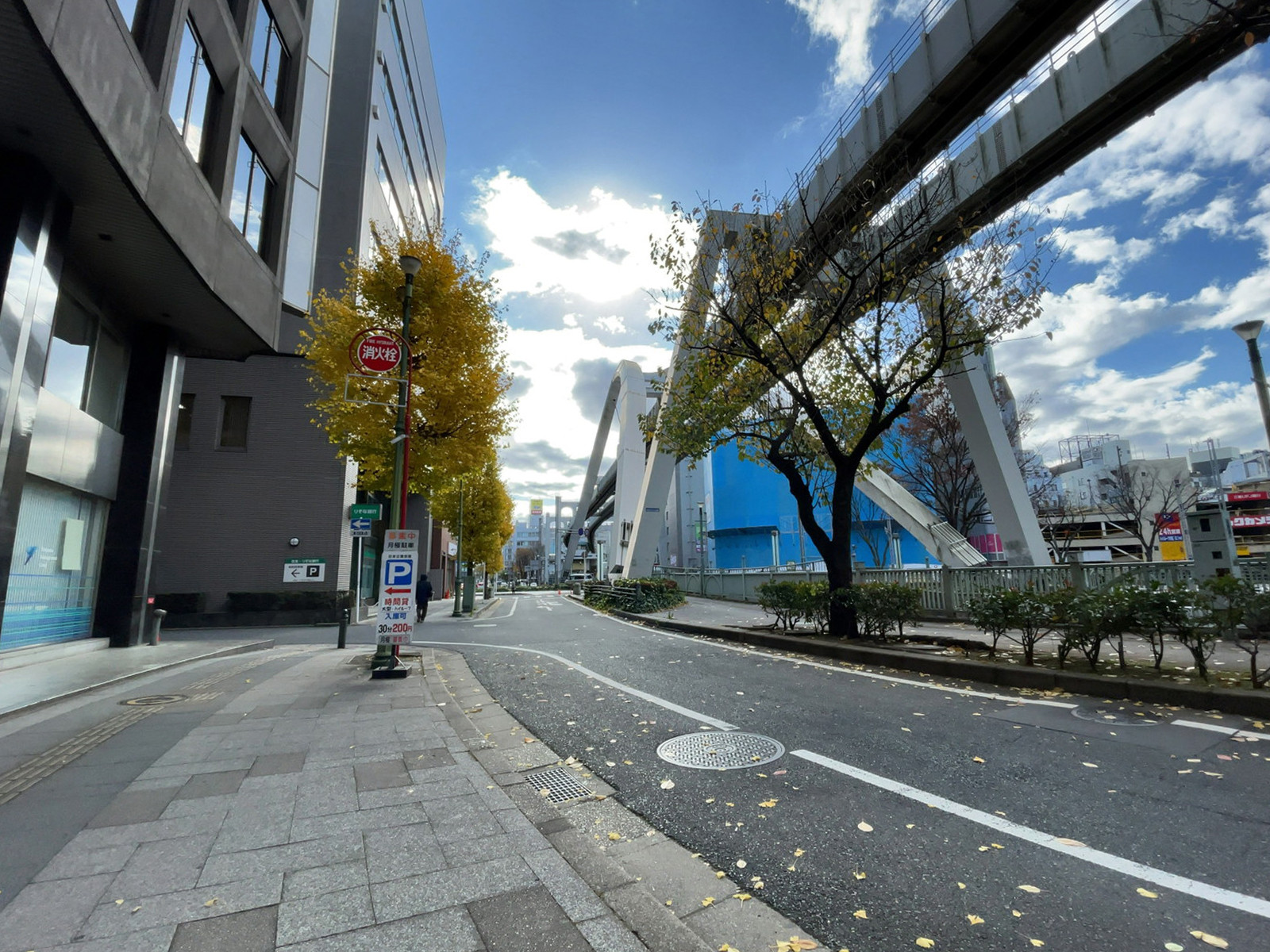 日本企業会館前面の通り