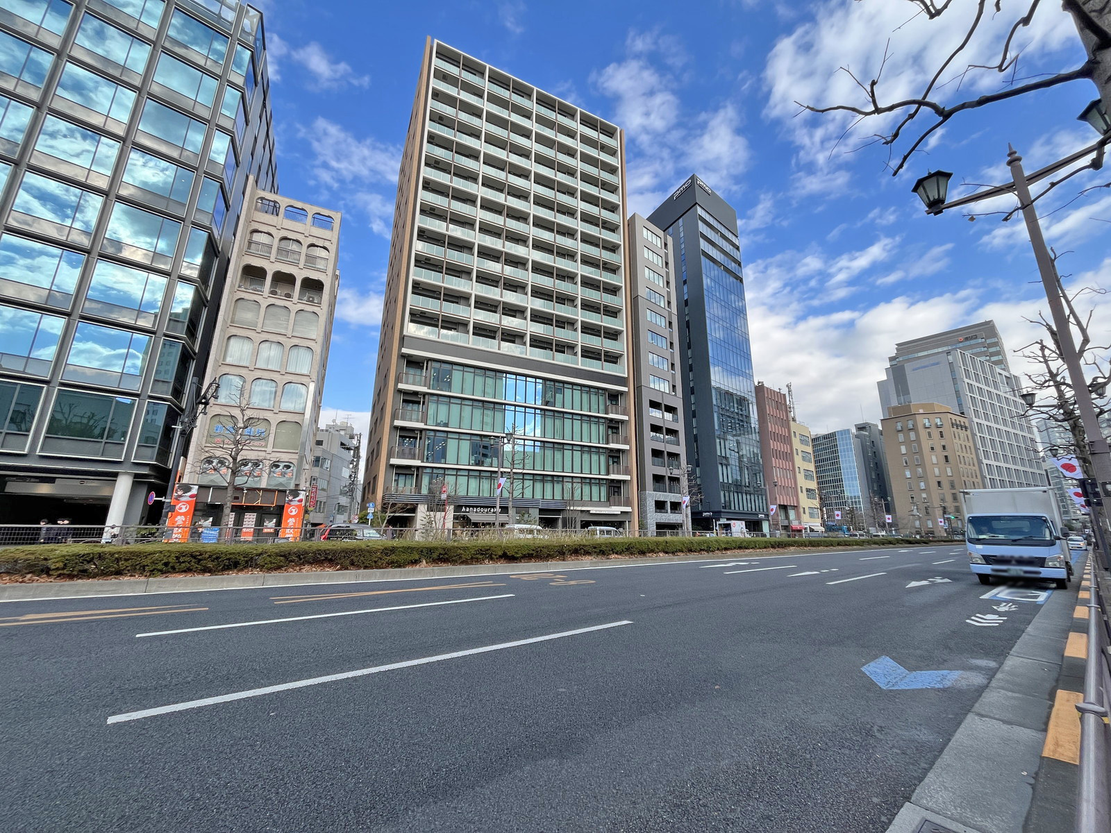 番町麹町ビルディング前面の新宿通り