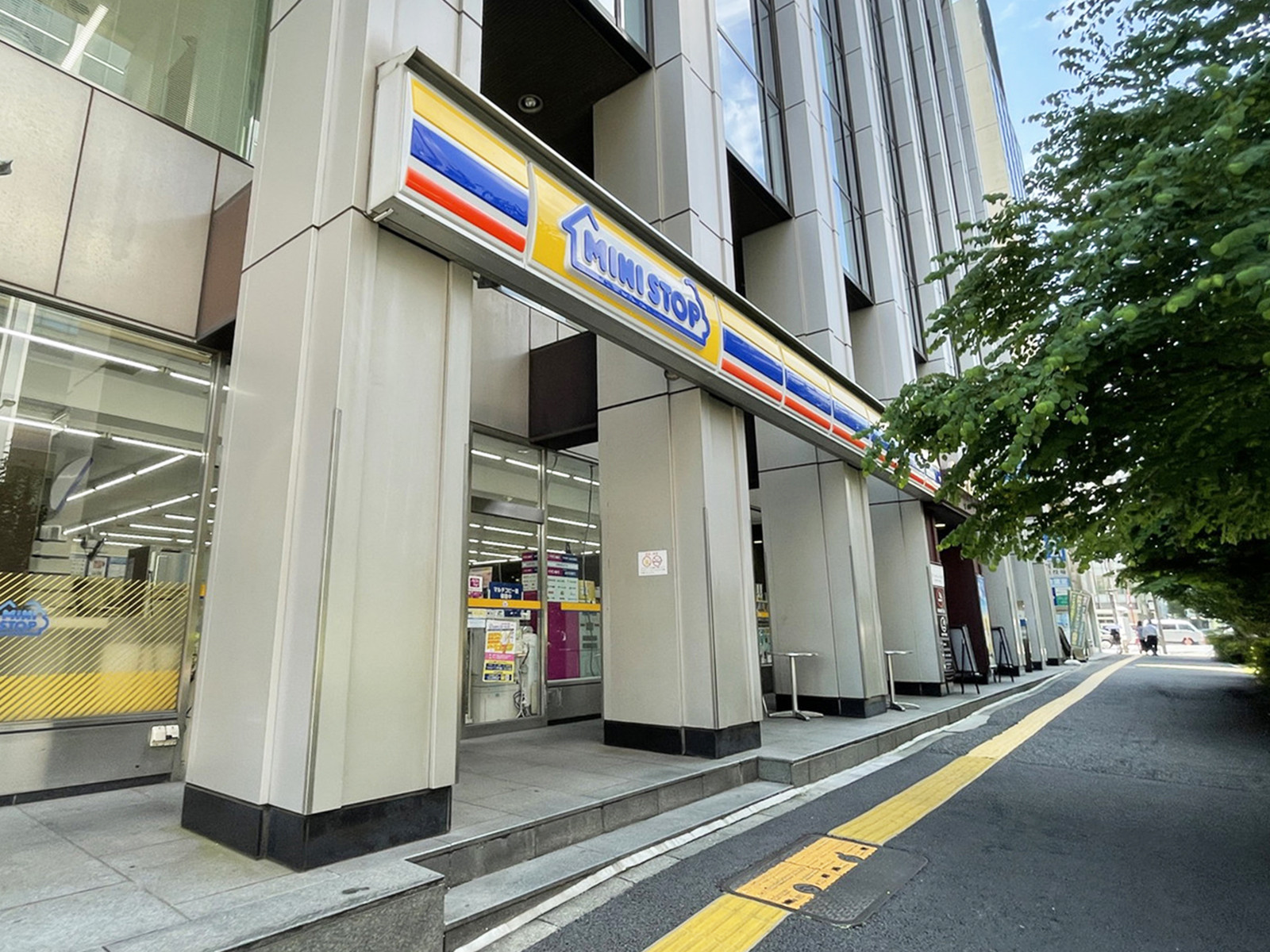 近くのミニストップ新橋1丁目店