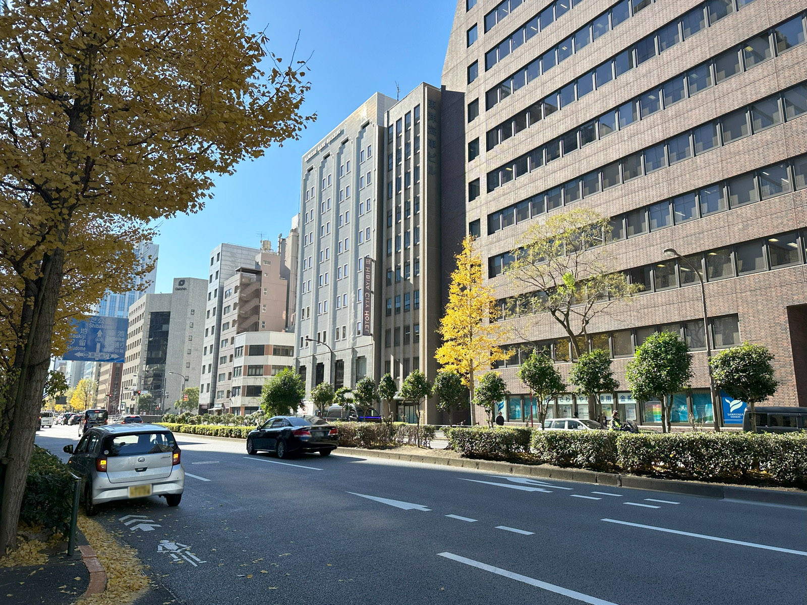 301 SHIMBASHI BUILDING前面の日比谷通り
