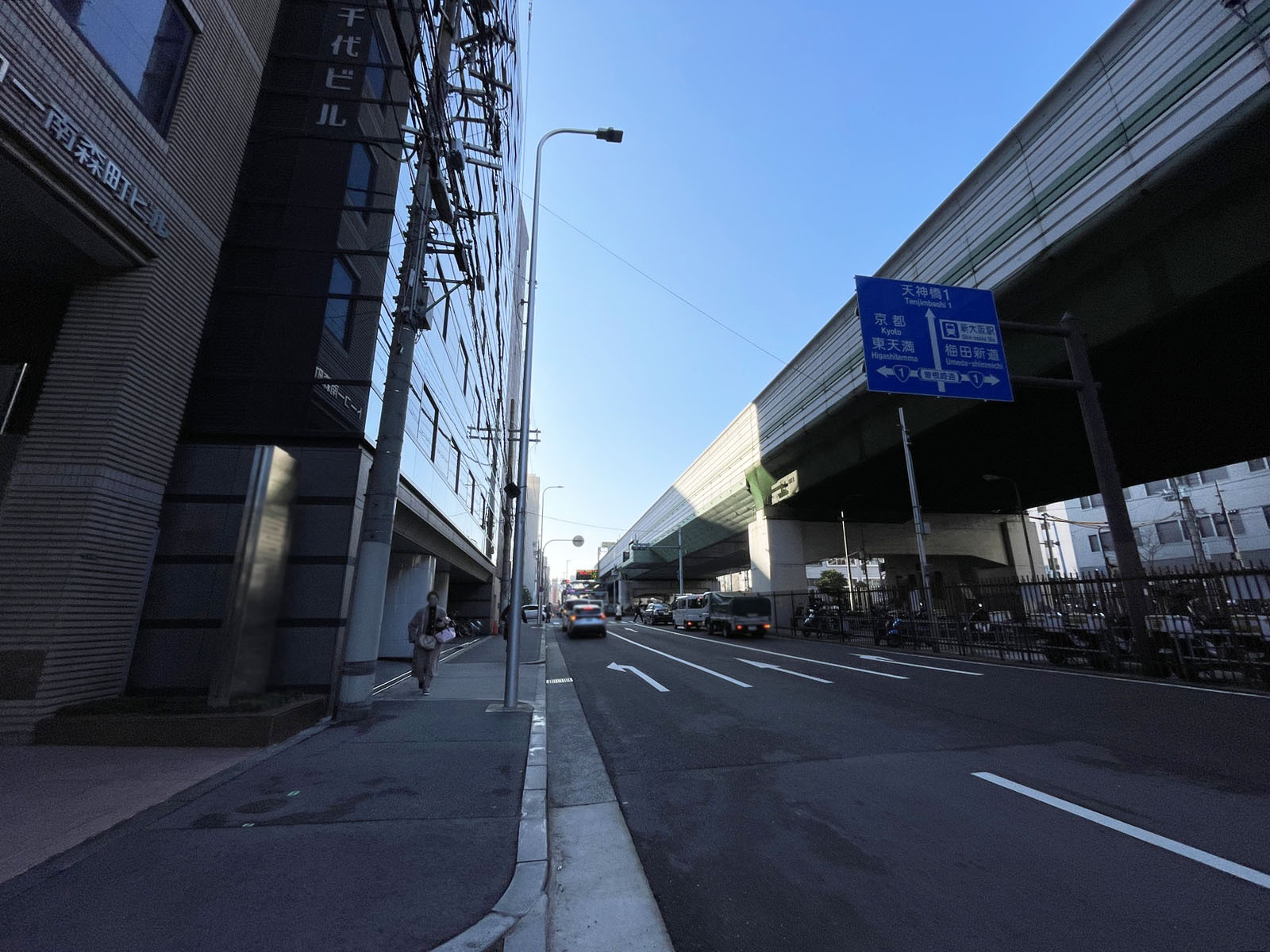 ダイビスビル前面の通り