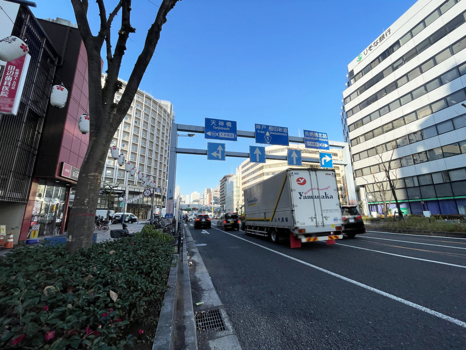 AXIS南森町2BLD.前面の通り