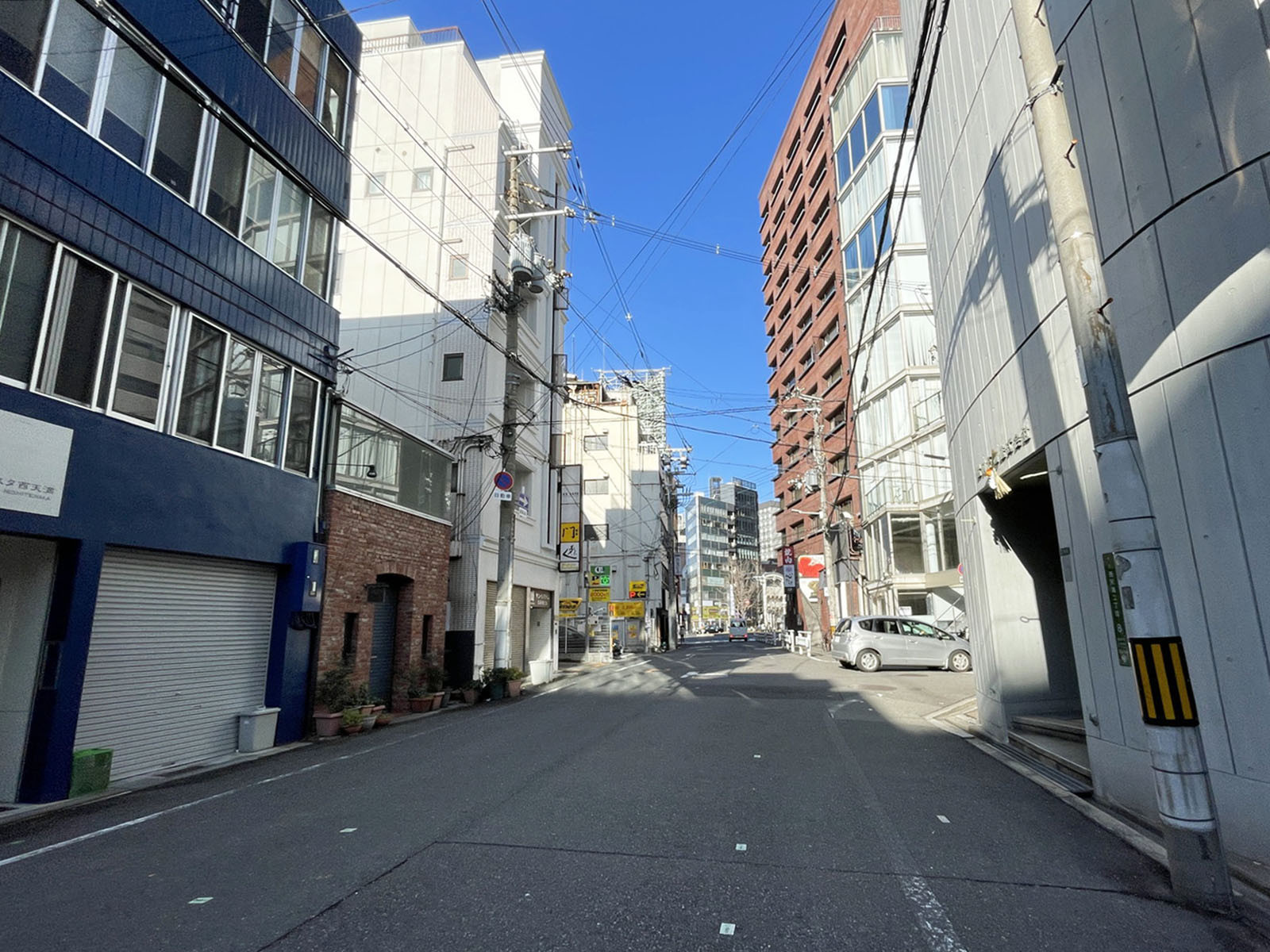西天満大治ビル前面の通り