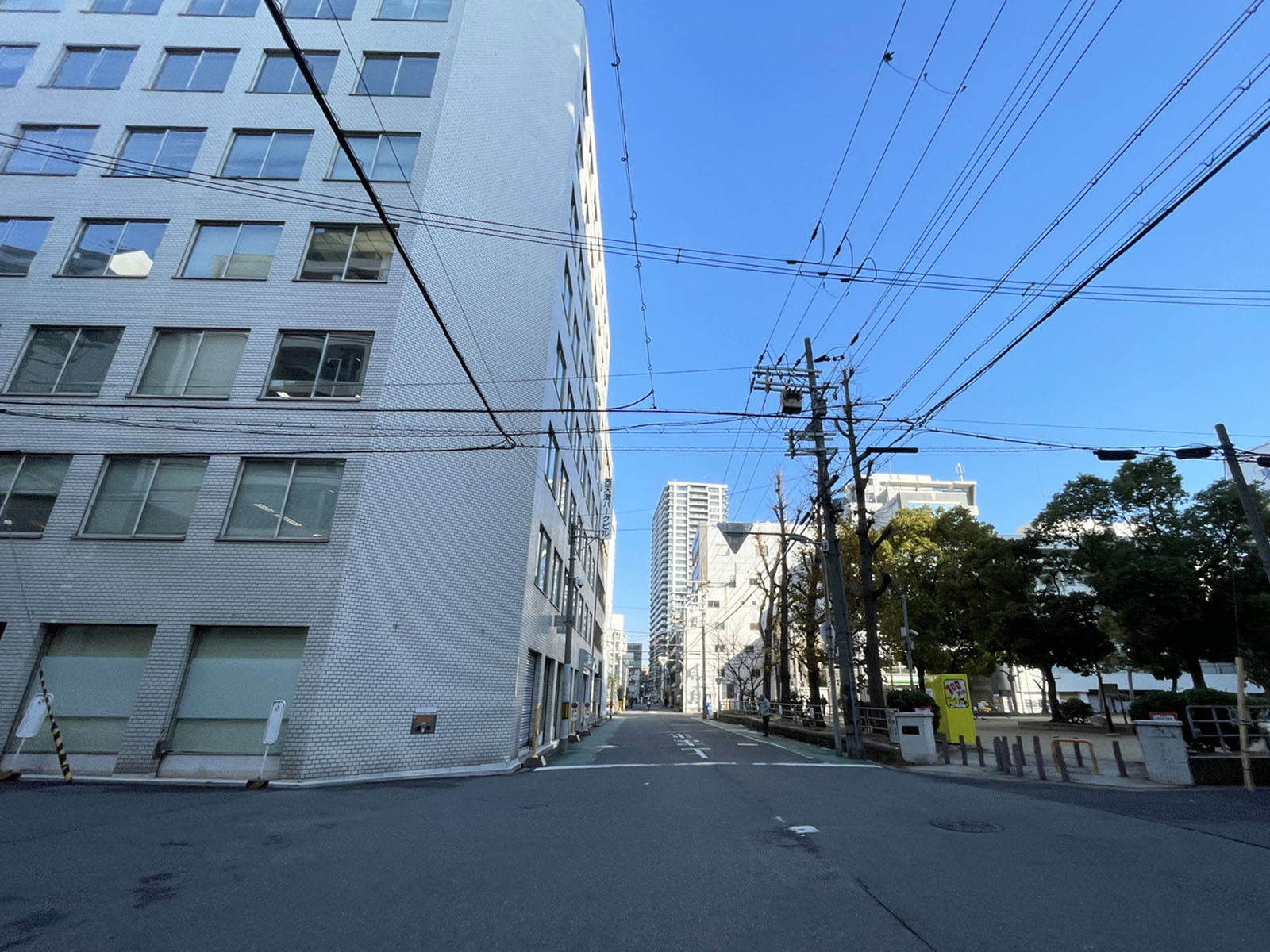 西天満パークビル前面の通り